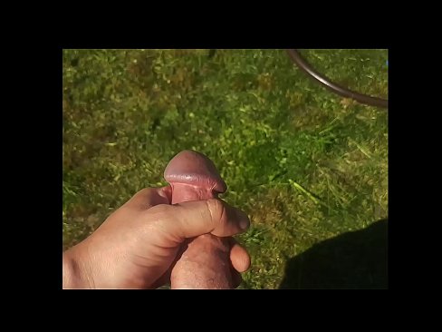 ❤️ Keçika germ di bexçeyek havînê de pisîka xwe ya pembe diqelişe û bi şuştinê dixe. ❤️❌ Vîdyoya porno li me ku.xxxbunker.ru ️❤